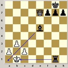 Figura do rei do xadrez de ouro e energia ou oponente do xeque-mate durante  a competição do tabuleiro de xadrez.